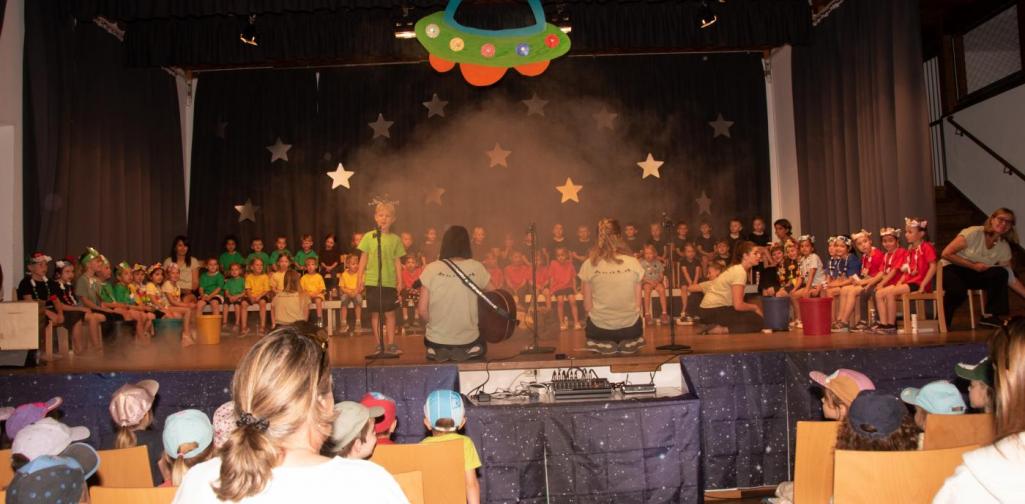 Die Bühne des Abschlussmusicals mit dem Ufo das über der Bühne schwebt und viel Rauch