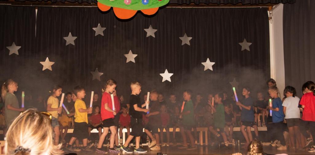 Einmarsch der Vorschulkinder beim Tanz mit den Leuchtstäben in der Hand