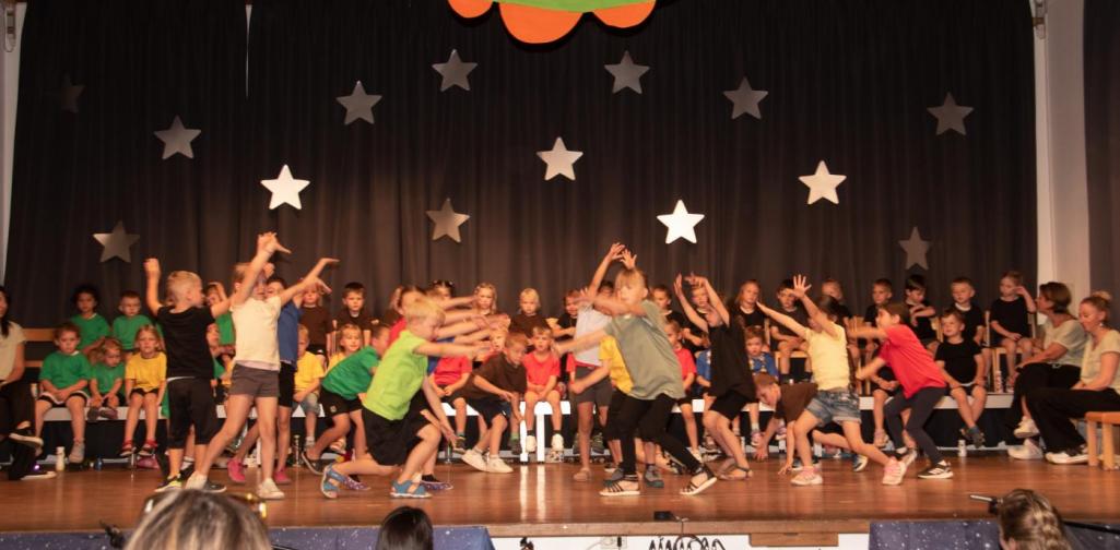 Die Kinder beim Abschlusstanz des Musicals