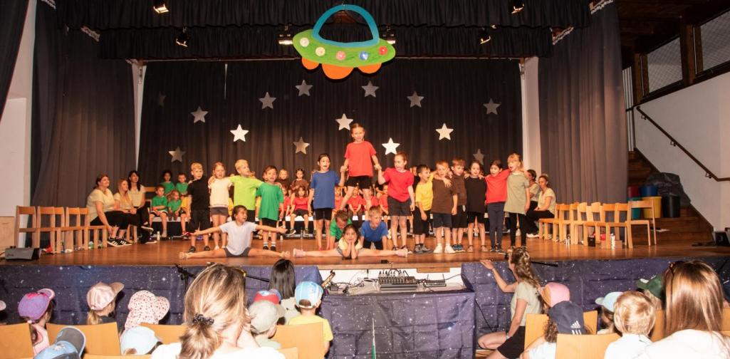 Walter Neuner Die Abschlusspyramide der Vorschulkinder bei ihrem Tanz