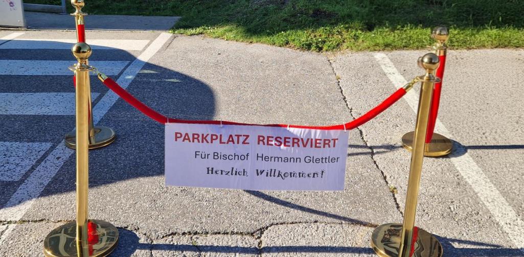Verena Eder Ein abgesperrter Parkplatz mit einem Reservierungsschild für Bischof Herman Glettler