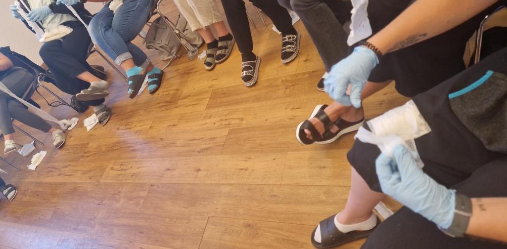 Verena Eder Halbkreis; Blick auf die Verbände, die auf den Oberschenkel der Frauen liegen