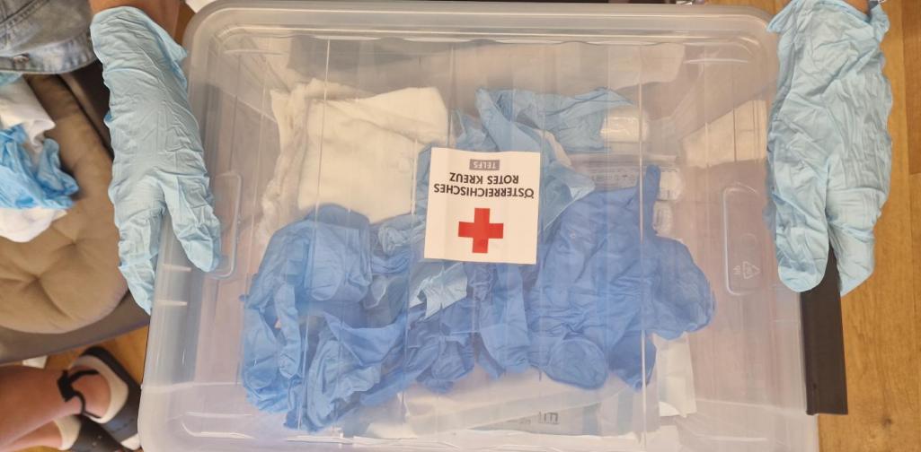 Verena Eder Eine Kiste mit Verbandsmaterial