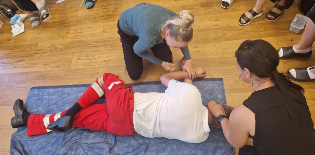 Verena Eder Zwei Teammitglieder bei der Durchführung der stabilen Seitenlage bei Walter Strigl