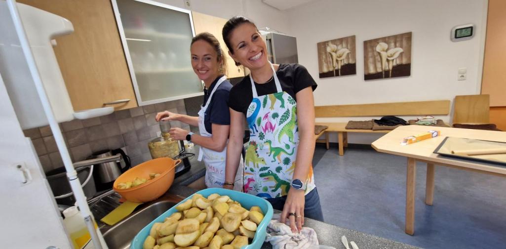 Verena Eder Barbara und Verena in der Küche beim der Vorbereitung für das Apfelstrudel backen