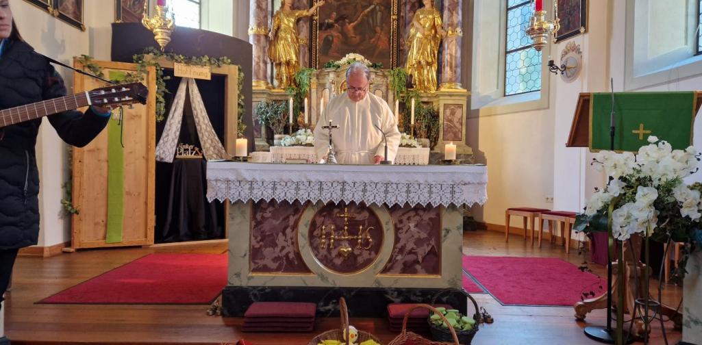 Verena Eder Josef steht hinter dem Altar