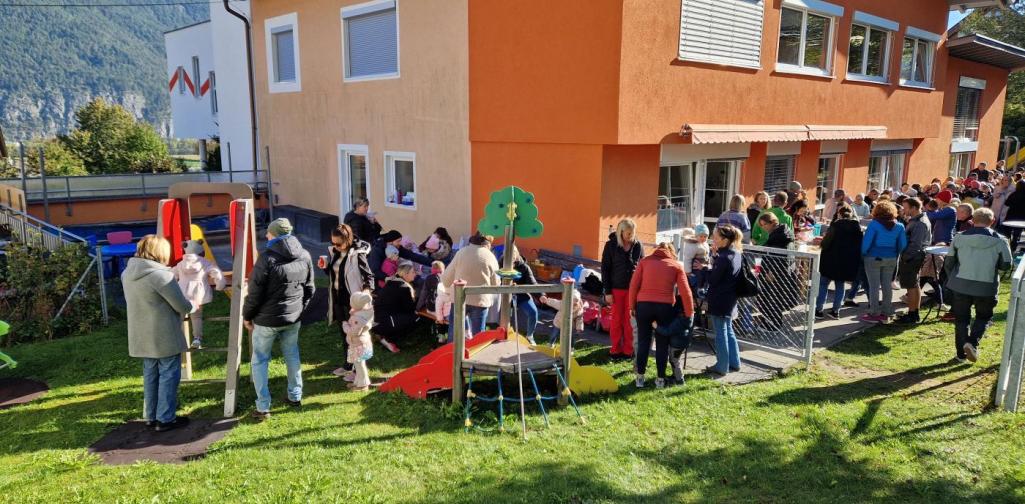 Verena Eder Alle Gäste im Garten des Kindergartens