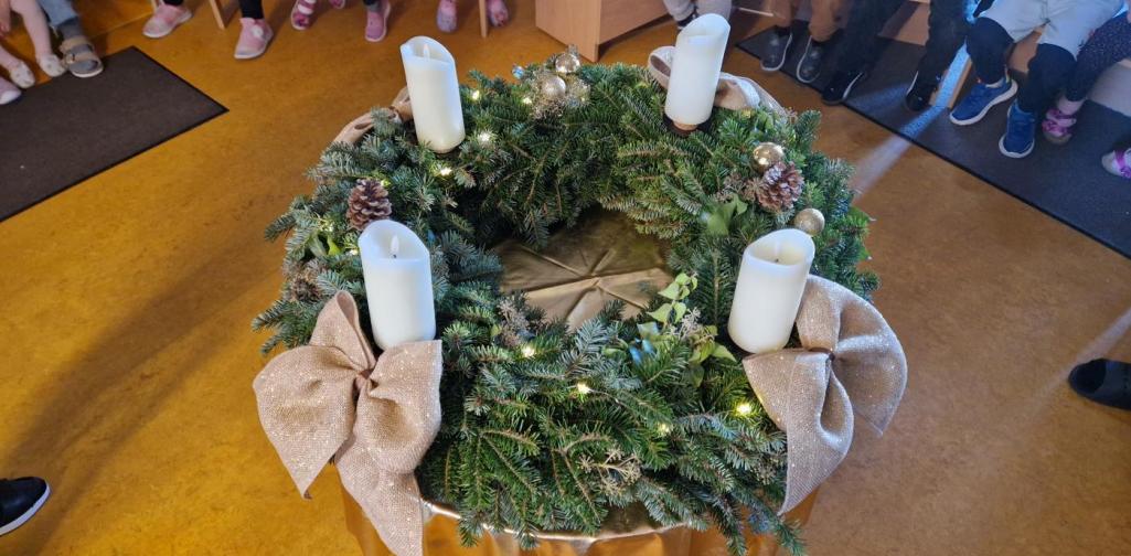Verena Eder Der große Adventkranz wurde von uns verziert und mit weißen LED-Kerzen geschmückt