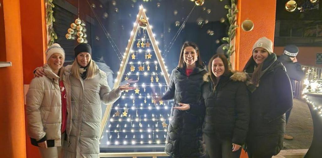 Verena Eder Das pädagogische Team vor dem Adventfenster des Kindergartens