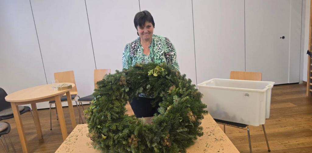 Verena Eder Birgit zeigt uns den großen selbstgebundenen Adventkranz