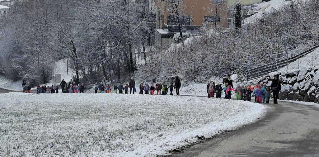 Die Kinder auf dem Weg zum Stall