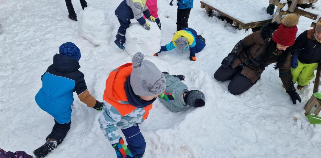Verena Eder Ein Tumult im Schnee, alle sind sie mit Spielen und Bauen beschäftigt