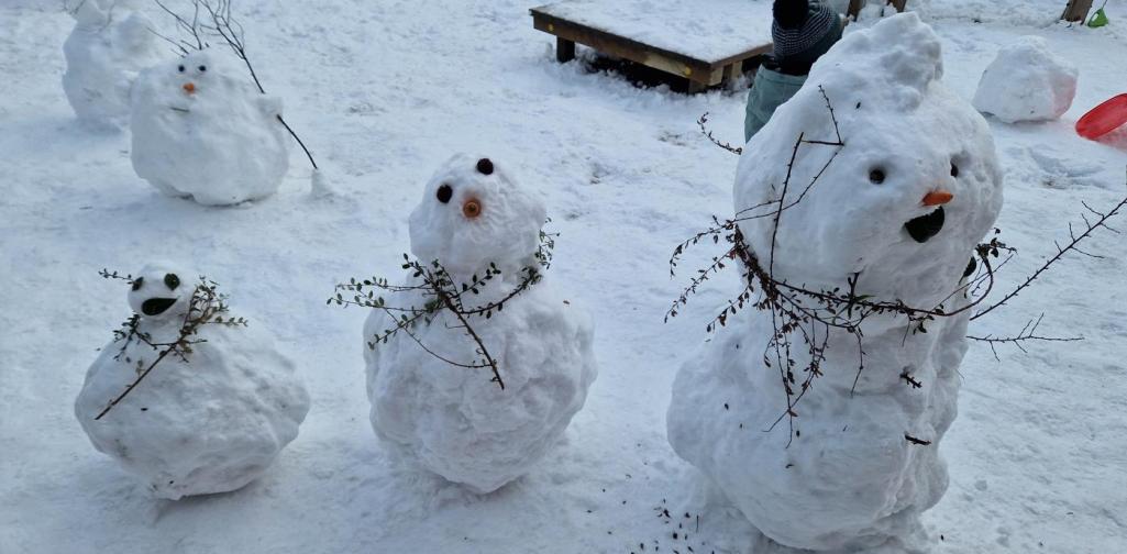 Verena Eder Drei unterschiedlich große Schneemänner