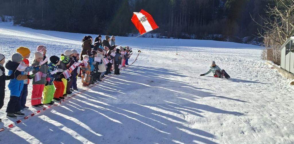 Die Kinder und Betreuer feuern eine Pädagogin an