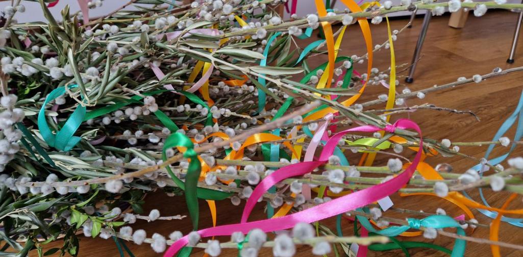 Die fertig gebundenen Palmbuschen mit bunten Bändern, in einem Korb liegend