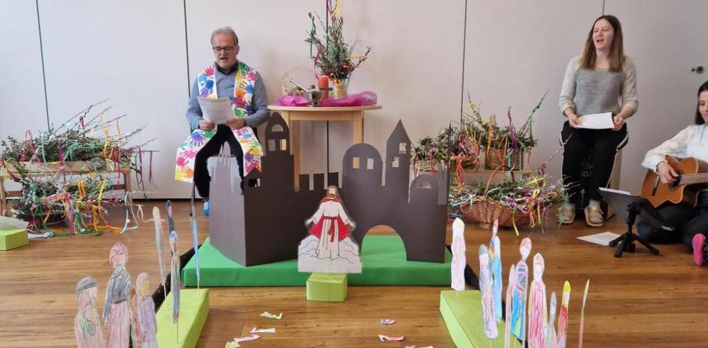 Der gelegte Einzug nach Jerusalem, im Hintergrund der Pfarrer Josef und Stephanie