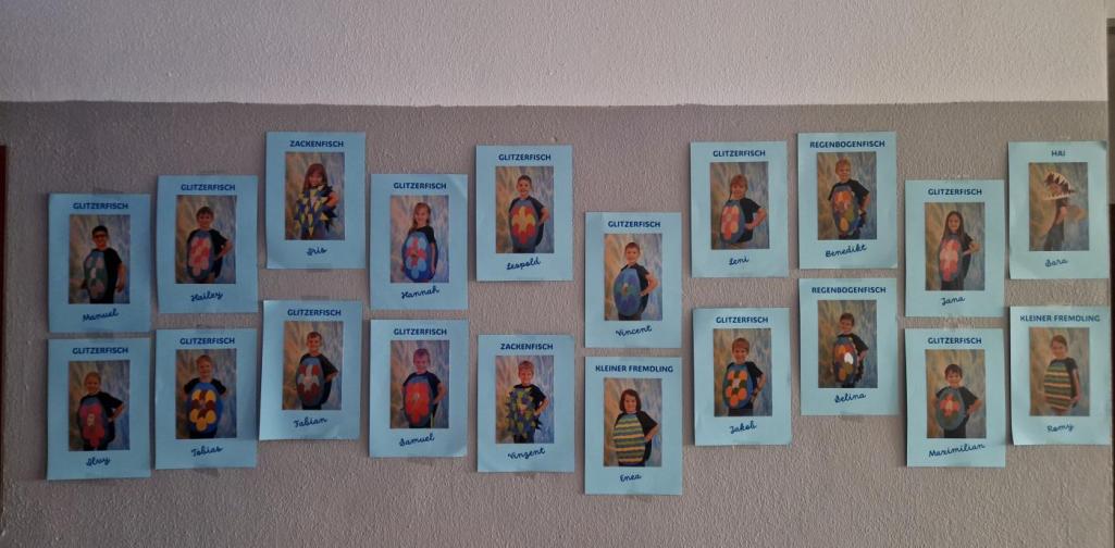 An der Wand im eingangsbereich hängen 20 blaue Bilder auf denen das Kind in ihrer Rolle zu sehen ist